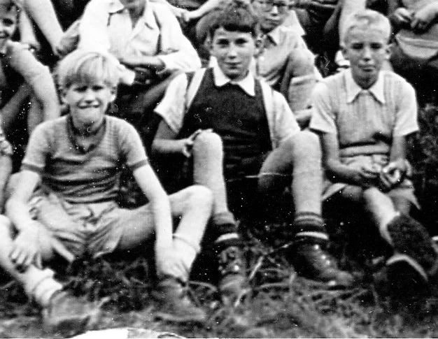 Man sieht alte Schulfotos von Toni Vescoli.
